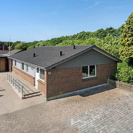 3 Bedroom Awesome In Holiday home *